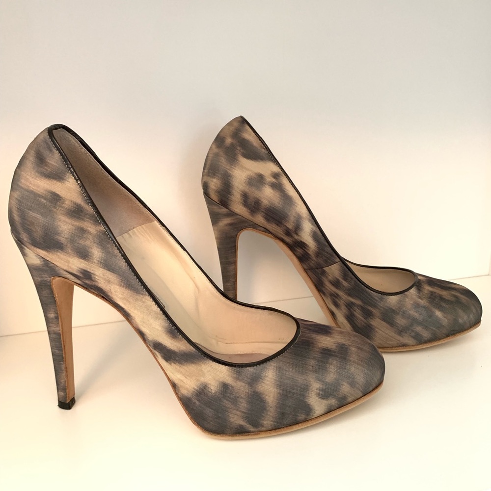 Sexy Camo-print Brian Atwood platform pumps!